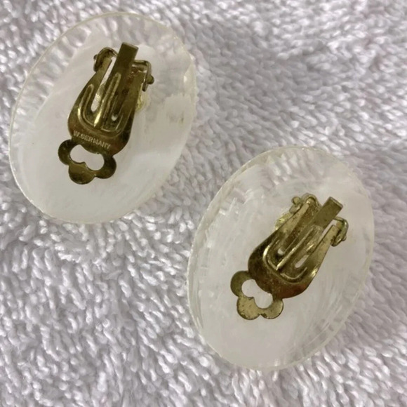 Vintage Marbled Clear Cream Plastic Oval Clip On Earrings - Picture 2 of 7